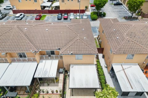 Condominio en venta en Hialeah, Florida, 3 dormitorios, 114.27 m2 № 2168075 - foto 27