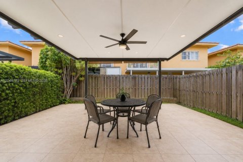 Condominio en venta en Hialeah, Florida, 3 dormitorios, 114.27 m2 № 2168075 - foto 11