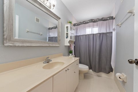 Condominio en venta en Hialeah, Florida, 3 dormitorios, 114.27 m2 № 2168075 - foto 20