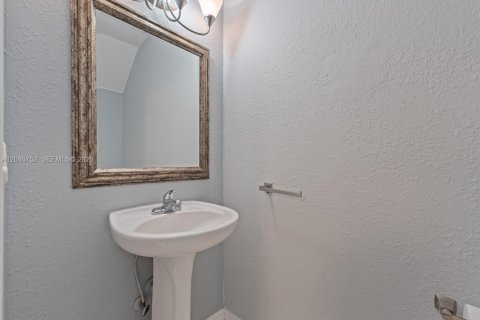 Condominio en venta en Hialeah, Florida, 3 dormitorios, 114.27 m2 № 2168075 - foto 5