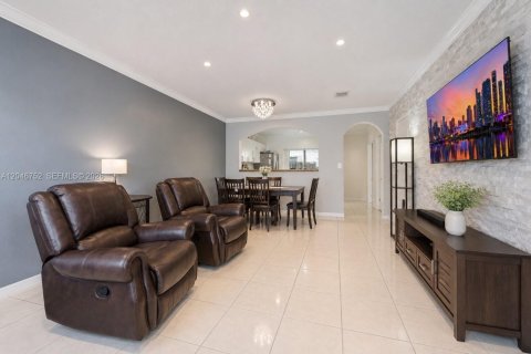 Condominio en venta en Hialeah, Florida, 3 dormitorios, 114.27 m2 № 2168075 - foto 2
