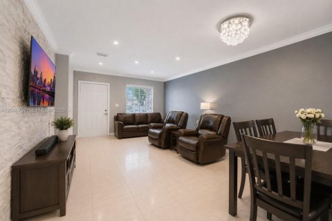 Condominio en venta en Hialeah, Florida, 3 dormitorios, 114.27 m2 № 2168075 - foto 4