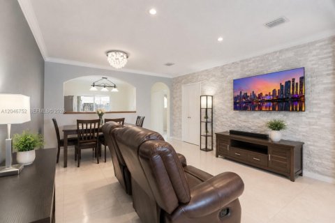 Condominio en venta en Hialeah, Florida, 3 dormitorios, 114.27 m2 № 2168075 - foto 3