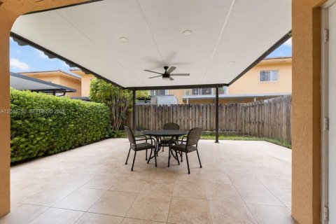 Condominio en venta en Hialeah, Florida, 3 dormitorios, 114.27 m2 № 2168075 - foto 10