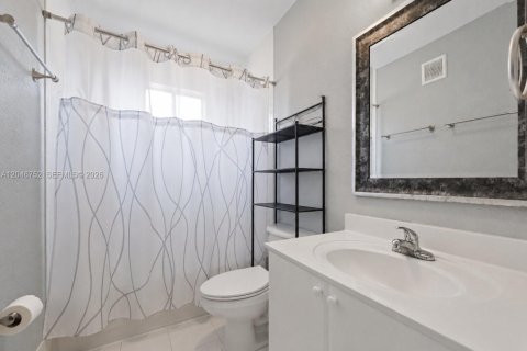 Condominio en venta en Hialeah, Florida, 3 dormitorios, 114.27 m2 № 2168075 - foto 16
