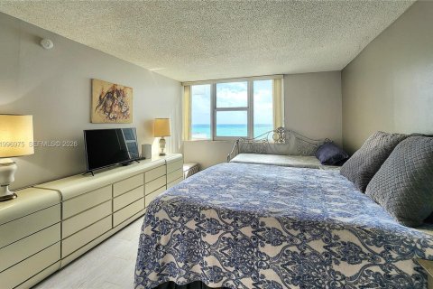 Condo in Hallandale Beach, Florida, 1 bedroom  № 2059463 - photo 13