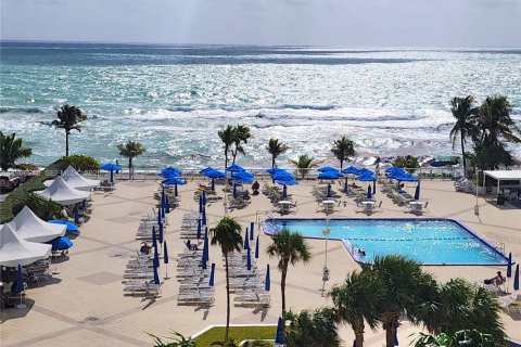 Condo in Hallandale Beach, Florida, 1 bedroom  № 2059463