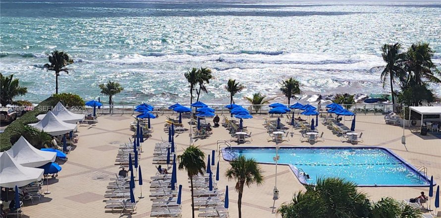 Condo in Hallandale Beach, Florida, 1 bedroom  № 2059463