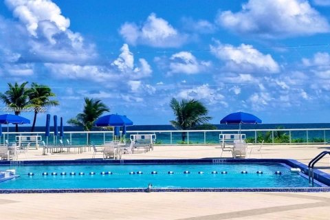 Condo in Hallandale Beach, Florida, 1 bedroom  № 2059463 - photo 24