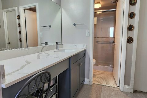 Condo in Hallandale Beach, Florida, 1 bedroom  № 2059463 - photo 16