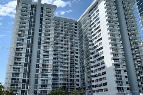 Condo in Hallandale Beach, Florida, 1 bedroom  № 2059463 - photo 21