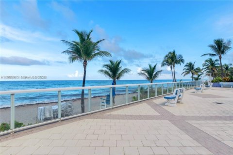 Condo in Hallandale Beach, Florida, 1 bedroom  № 2059463 - photo 23