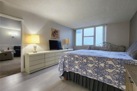 Condo in Hallandale Beach, Florida, 1 bedroom  № 2059463 - photo 12