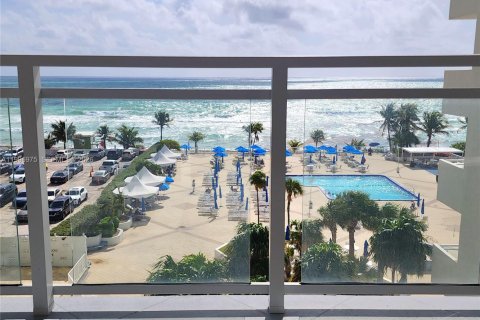 Condo in Hallandale Beach, Florida, 1 bedroom  № 2059463 - photo 2