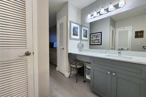 Condo in Hallandale Beach, Florida, 1 bedroom  № 2059463 - photo 18