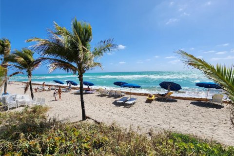 Condo in Hallandale Beach, Florida, 1 bedroom  № 2059463 - photo 22