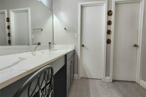 Condo in Hallandale Beach, Florida, 1 bedroom  № 2059463 - photo 15