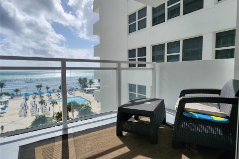 Condo in Hallandale Beach, Florida, 1 bedroom  № 2059463 - photo 3