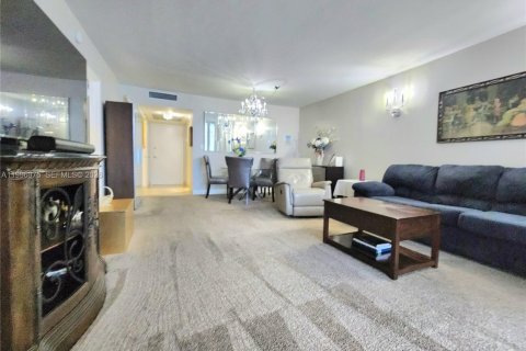 Condo in Hallandale Beach, Florida, 1 bedroom  № 2059463 - photo 10