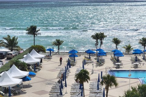 Condo in Hallandale Beach, Florida, 1 bedroom  № 2059463 - photo 14
