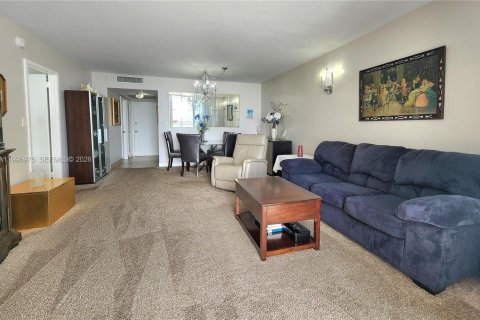 Condo in Hallandale Beach, Florida, 1 bedroom  № 2059463 - photo 11