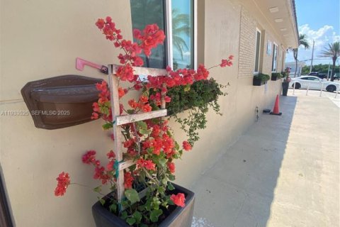 Propiedad comercial en alquiler en Hollywood, Florida, 41.81 m2 № 1992048 - foto 10