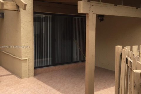 Townhouse in Miami, Florida 3 bedrooms, 100.61 sq.m. № 2003263 - photo 4