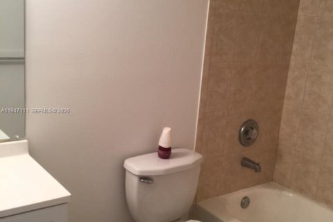 Townhouse in Miami, Florida 3 bedrooms, 100.61 sq.m. № 2003263 - photo 16