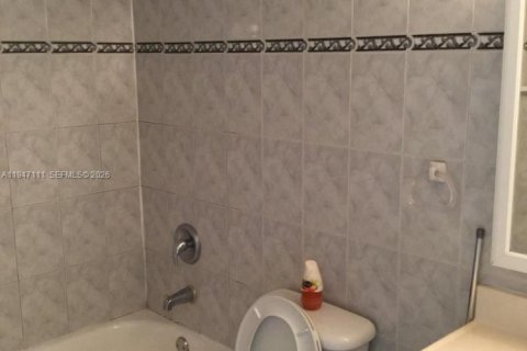 Townhouse in Miami, Florida 3 bedrooms, 100.61 sq.m. № 2003263 - photo 8