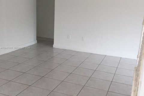 Townhouse in Miami, Florida 3 bedrooms, 100.61 sq.m. № 2003263 - photo 6