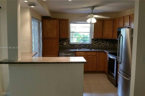 Copropriété à louer à Hallandale Beach, Floride: 2 chambres, 102.19 m2 № 1920888 - photo 2