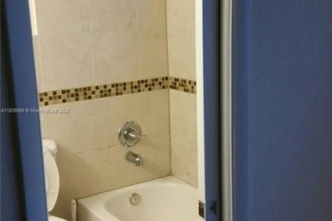 Copropriété à louer à Hallandale Beach, Floride: 2 chambres, 102.19 m2 № 1920888 - photo 7