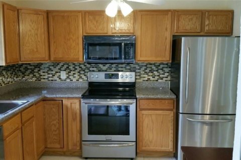 Copropriété à louer à Hallandale Beach, Floride: 2 chambres, 102.19 m2 № 1920888 - photo 1