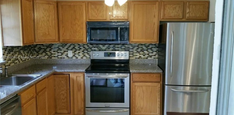Condominio en Hallandale Beach, Florida, 2 dormitorios № 1920888