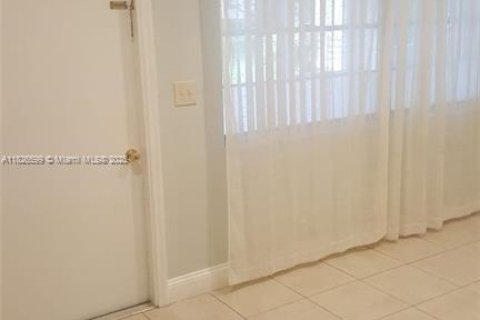 Copropriété à louer à Hallandale Beach, Floride: 2 chambres, 102.19 m2 № 1920888 - photo 10