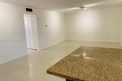 Condominio en alquiler en Hallandale Beach, Florida, 2 dormitorios, 102.19 m2 № 1920888 - foto 19