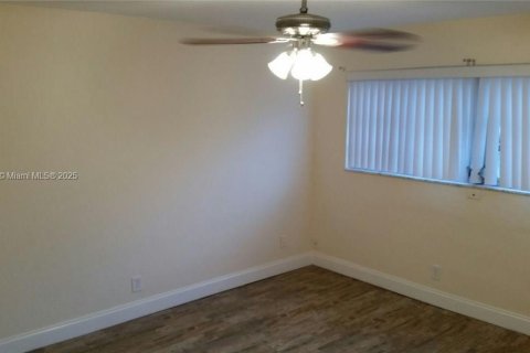 Copropriété à louer à Hallandale Beach, Floride: 2 chambres, 102.19 m2 № 1920888 - photo 3
