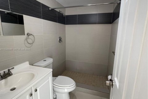 Condominio en alquiler en Hallandale Beach, Florida, 2 dormitorios, 102.19 m2 № 1920888 - foto 17