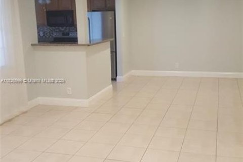 Copropriété à louer à Hallandale Beach, Floride: 2 chambres, 102.19 m2 № 1920888 - photo 9