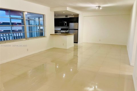 Condominio en alquiler en Hallandale Beach, Florida, 2 dormitorios, 102.19 m2 № 1920888 - foto 18