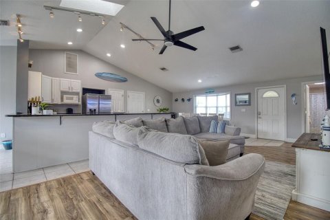 House in Holiday, Florida 3 bedrooms, 204.11 sq.m. № 2285404 - photo 9