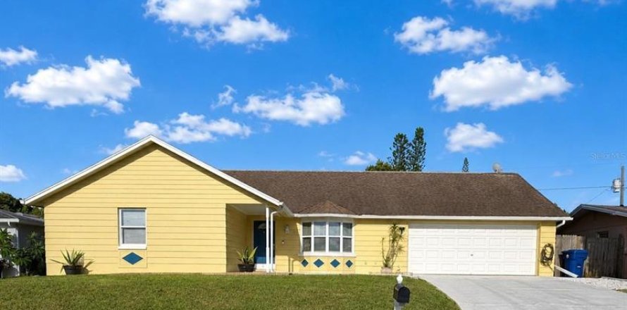 House in Holiday, Florida 3 bedrooms, 204.11 sq.m. № 2285404