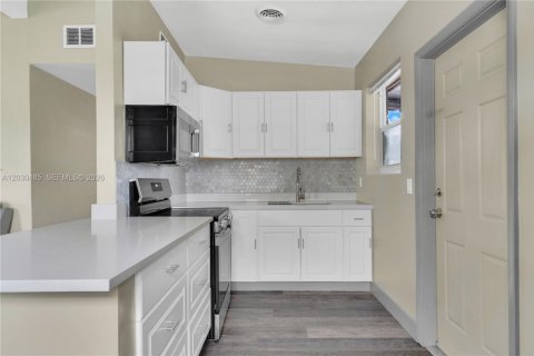 House in Hollywood, Florida 3 bedrooms, 79.06 sq.m. № 2087077 - photo 11