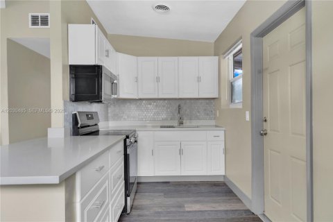 House in Hollywood, Florida 3 bedrooms, 79.06 sq.m. № 2087077 - photo 7