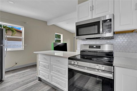 House in Hollywood, Florida 3 bedrooms, 79.06 sq.m. № 2087077 - photo 12