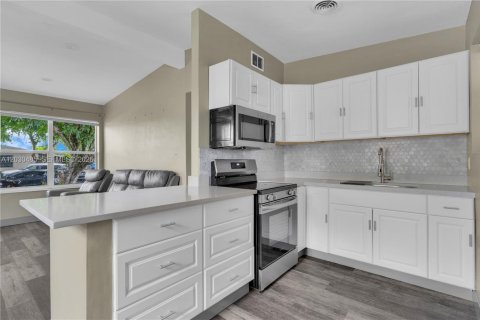 House in Hollywood, Florida 3 bedrooms, 79.06 sq.m. № 2087077 - photo 6
