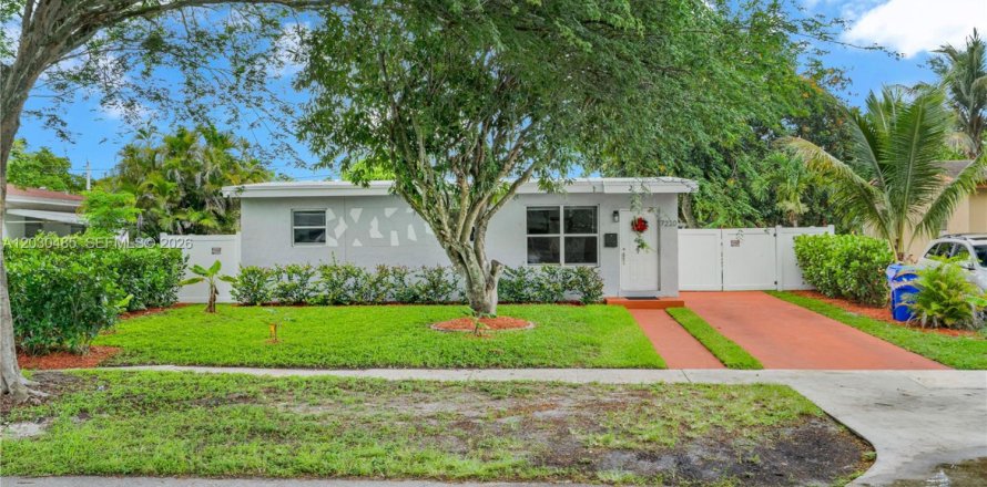 House in Hollywood, Florida 3 bedrooms, 79.06 sq.m. № 2087077