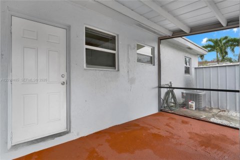 House in Hollywood, Florida 3 bedrooms, 79.06 sq.m. № 2087077 - photo 28