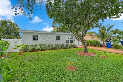 House in Hollywood, Florida 3 bedrooms, 79.06 sq.m. № 2087077 - photo 4