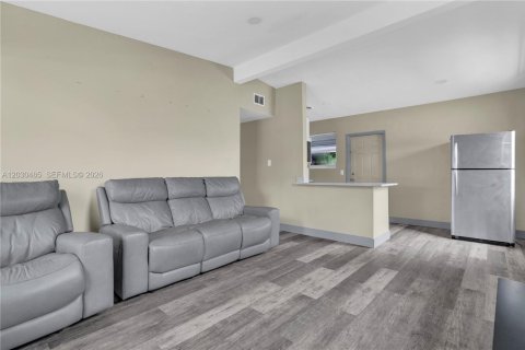 House in Hollywood, Florida 3 bedrooms, 79.06 sq.m. № 2087077 - photo 15
